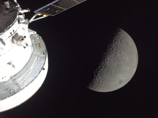 NASA Artemis II moon flyby